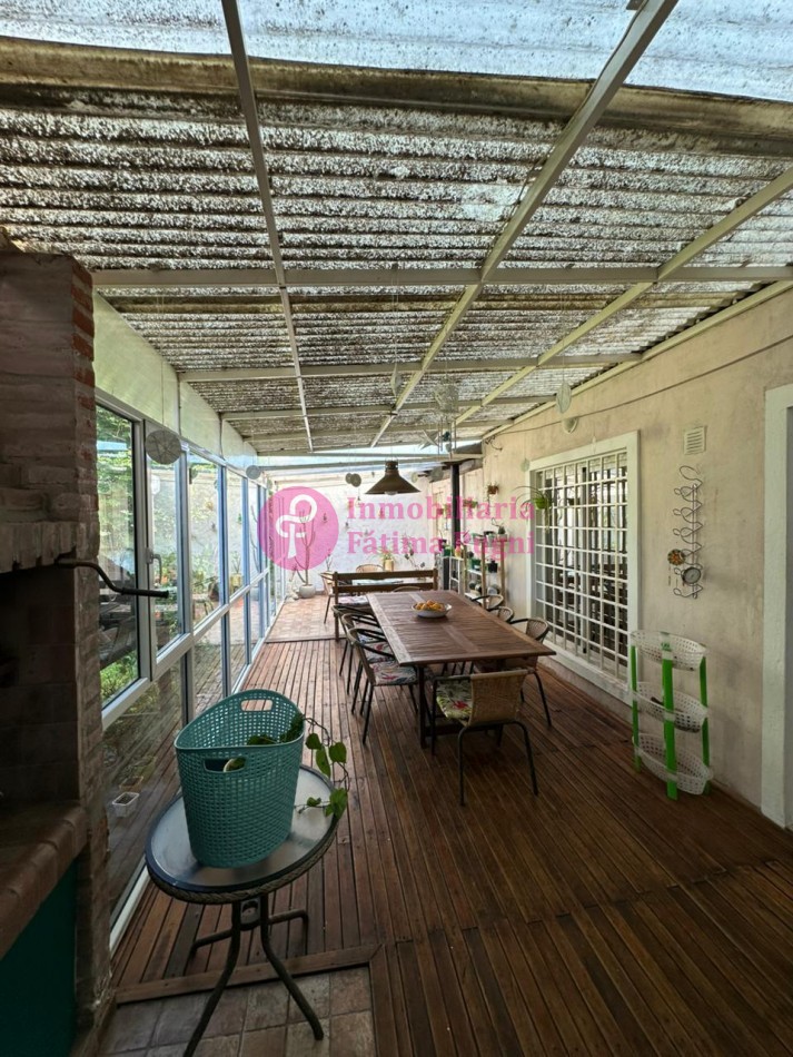 Chalet 3 ambientes con parque . Totalmente reciclado