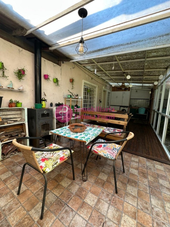 Chalet 3 ambientes con parque . Totalmente reciclado