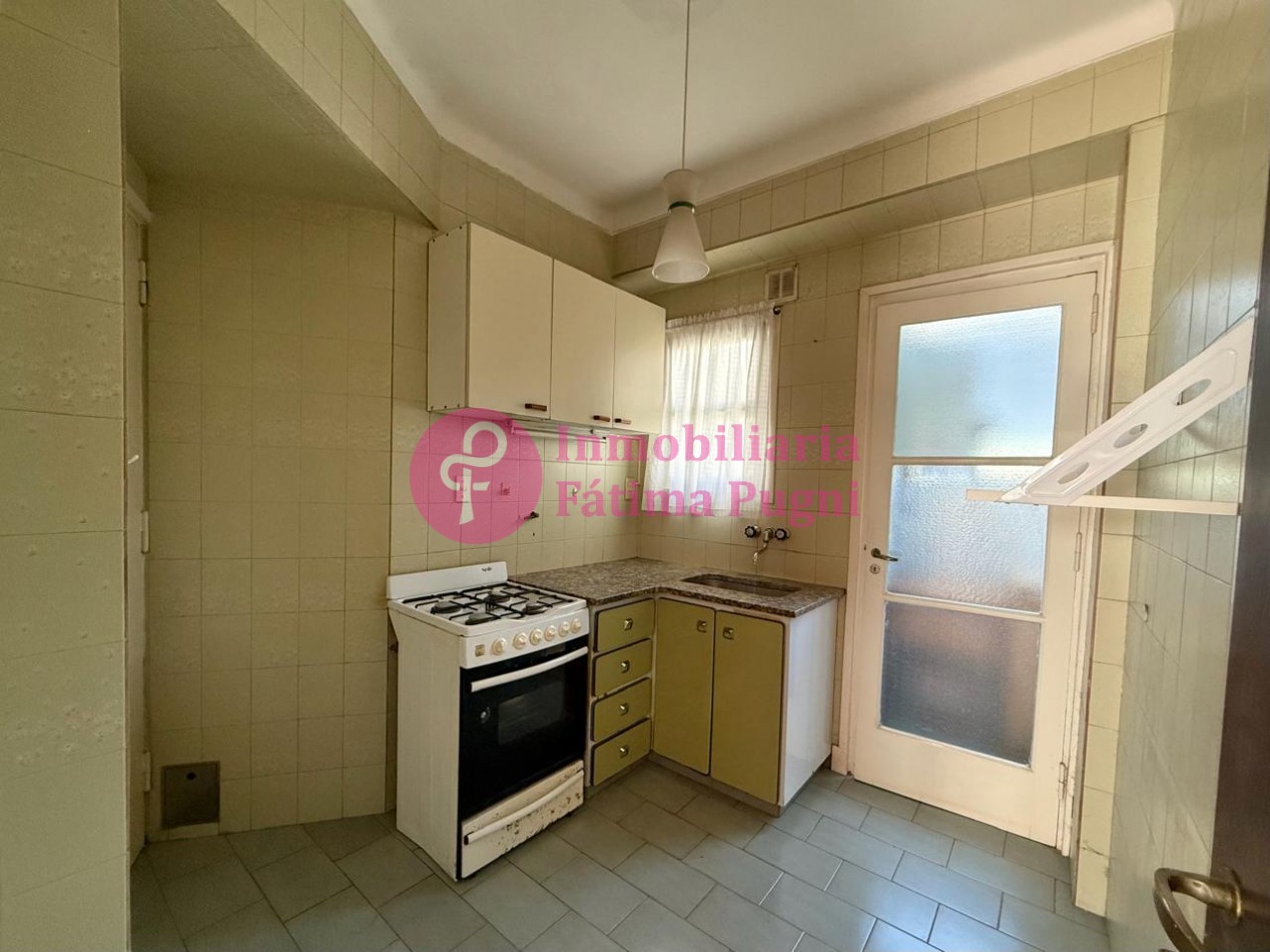 Semipiso 3 ambientes con dependencia de servicio - contrafrente- Muy luminoso, buen estado