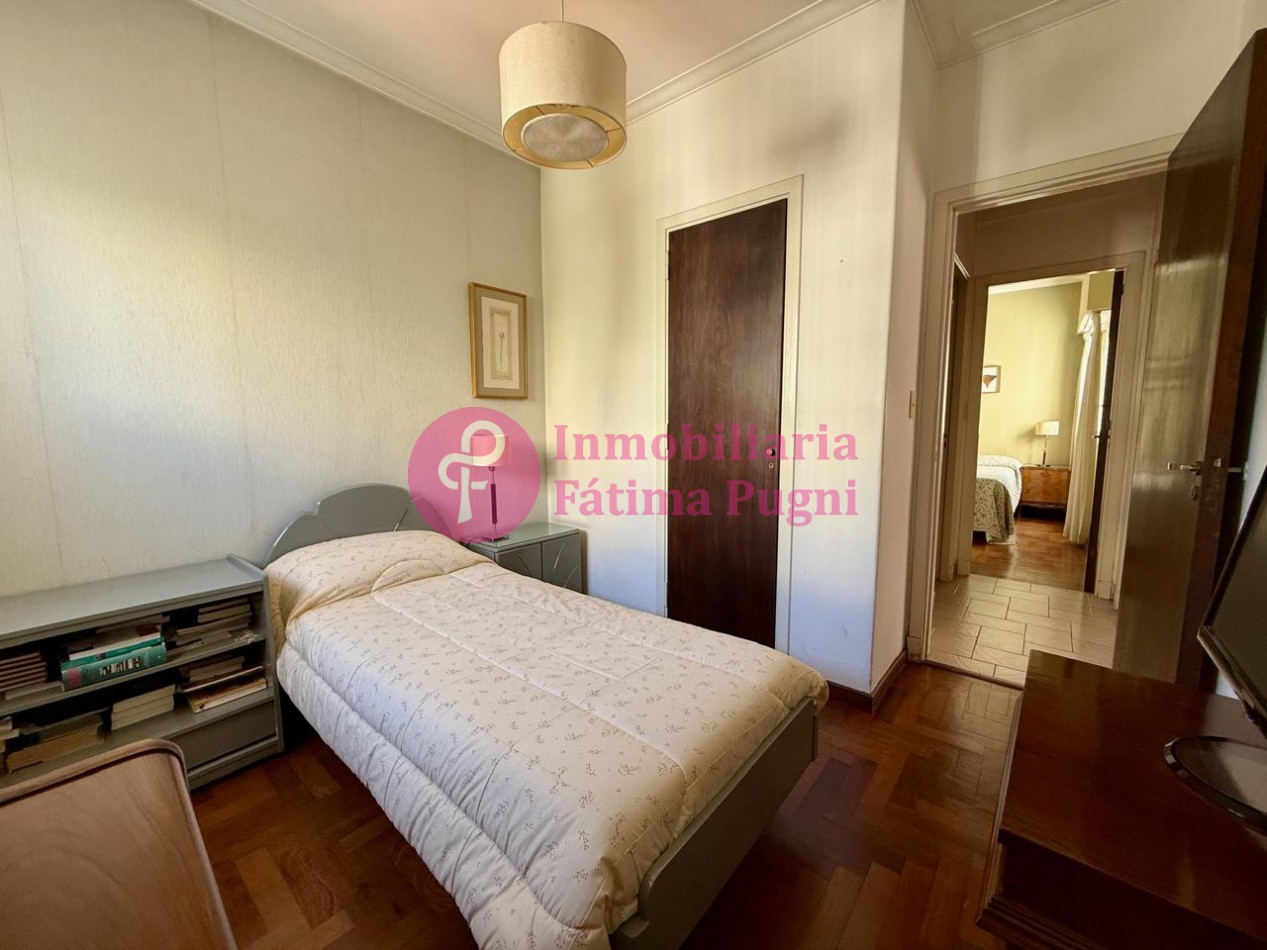 Semipiso 3 ambientes con dependencia de servicio - contrafrente- Muy luminoso, buen estado