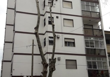 Tucuman esquina Brown. Depto 2 ambientes a la calle- Se vende con Renta