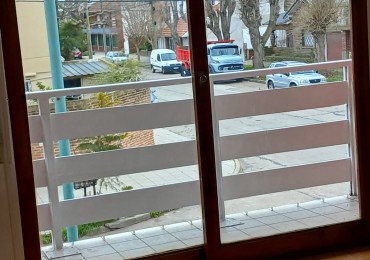 Necochea y Misiones. Departamento 2 ambientes a la calle con balcon y patio